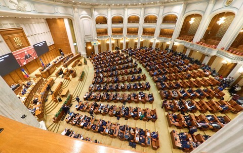 Scandal în prima şedinţă de plen a Camerei Deputaţilor. PNL şi USR acuză formarea unei noi majorităţi PSD-AUR în Parlament