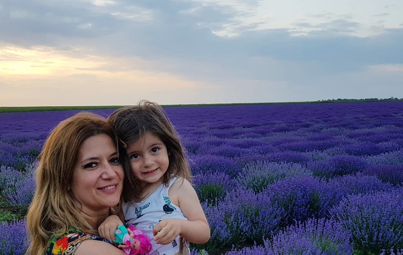 Amalia Enache își lasă fiica de 3 ani să se joace de-a domnișoara. «Are acces la farduri și la pantofii cu toc»
