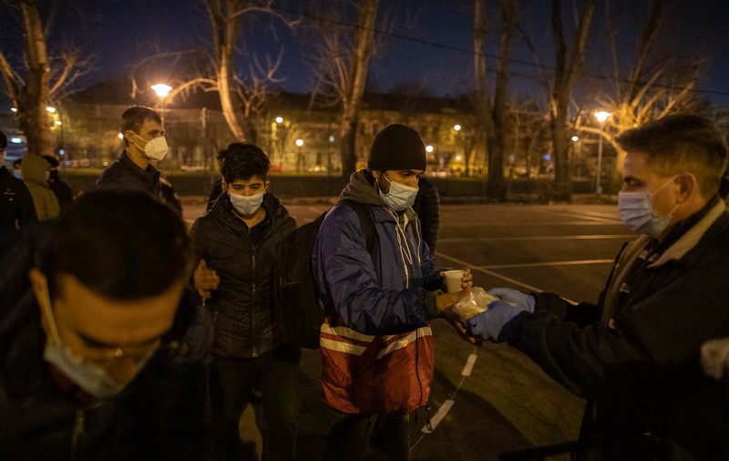 În criza umanitară a migranților din Timișoara, statul lasă toată responsabilitatea pe umerii ONG-urilor și ai voluntarilor. Și asta nu e în regulă!