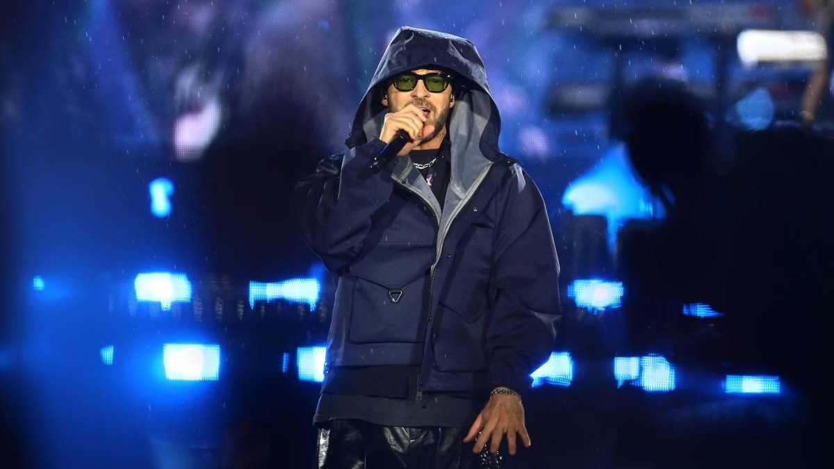 Justin Timberlake în timpul unui concert, plouă, iar artistul este pe scenă cu o jachetă