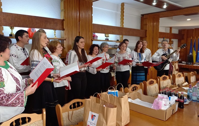 Profesorii unui liceu din Botoșani merg la colindat pentru a sprijini o elevă rămasă fără ambii părinți