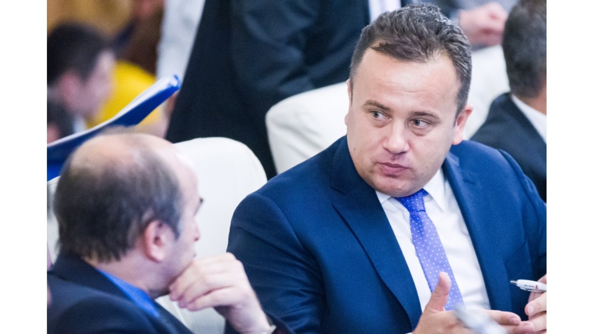 Tudose cere Ministerului Educației să demareze achiziția de manuale