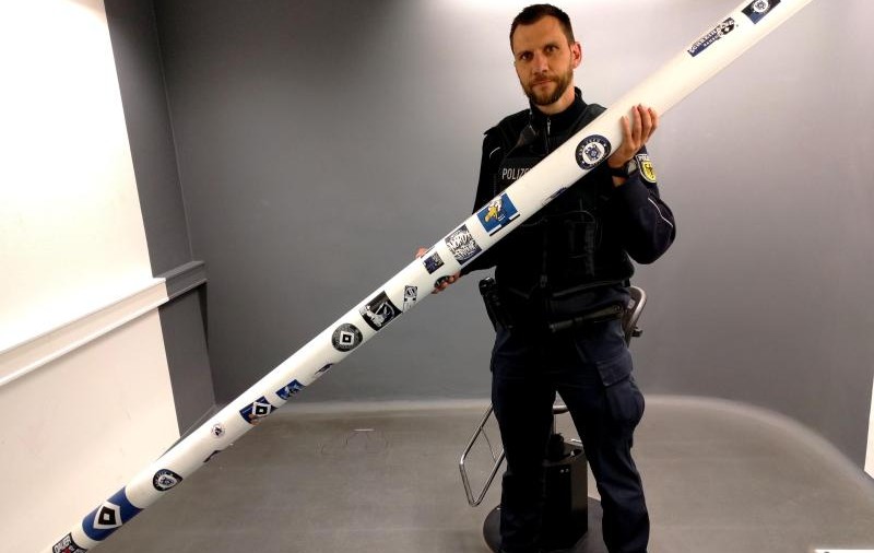 Suporterii lui Hamburg au furat transversala unei porți de pe stadionul pe care joacă echipa favorită | FOTO
