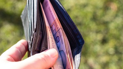 Câştigul salarial mediu net a crescut cu 39 de lei în februarie, la 5.557 de lei, faţă de luna ianuarie 2026