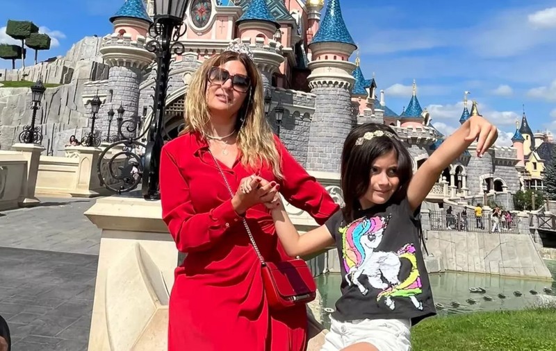 Amalia Enache s-a distrat cu fiica ei la Disneyland Paris: „E o fetiță mult mai curajoasă decât mama ei. Eu am un rău de mișcare în bărci, în mașină”