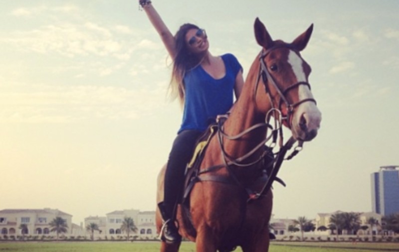 Antonia, CĂLARE PE CAL, PE DOMENIUL ŞEICULUI? Fotografia care I-A LĂSAT PE FANI CU GURA CĂSCATĂ