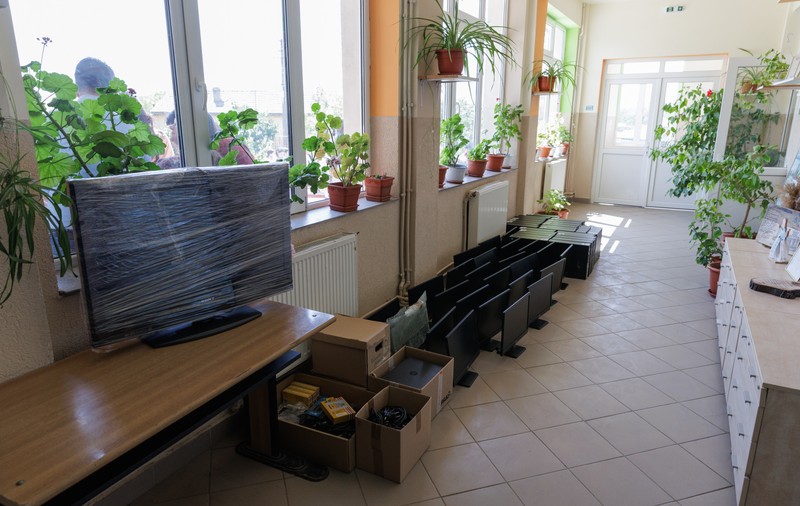 Fundația Ringier a donat zeci de calculatoare, laptopuri și tablete copiilor din două școli din județul Tulcea. Echipamentele vor fi folosite pentru dotarea laboratoarelor de informatică