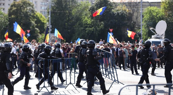 Violențele de la protestul fermierilor din Piața Victoriei au crescut în intensitate