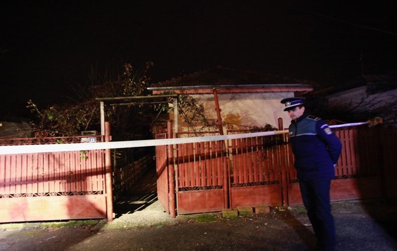 FOTO/Un tânăr și-a înjunghiat mortal unchiul, fost cadru militar. Vecinii spun că se droga şi avea un anturaj dubios