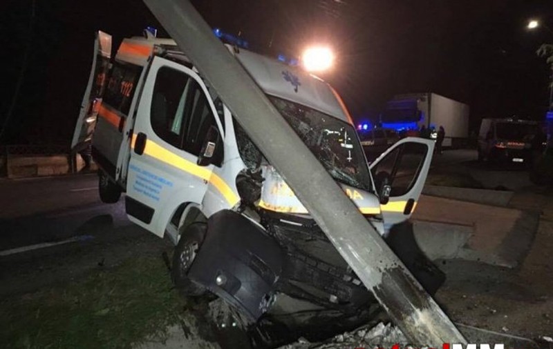 Doi oameni răniți în Maramureș, după ce ambulanța a rămas fără frâne