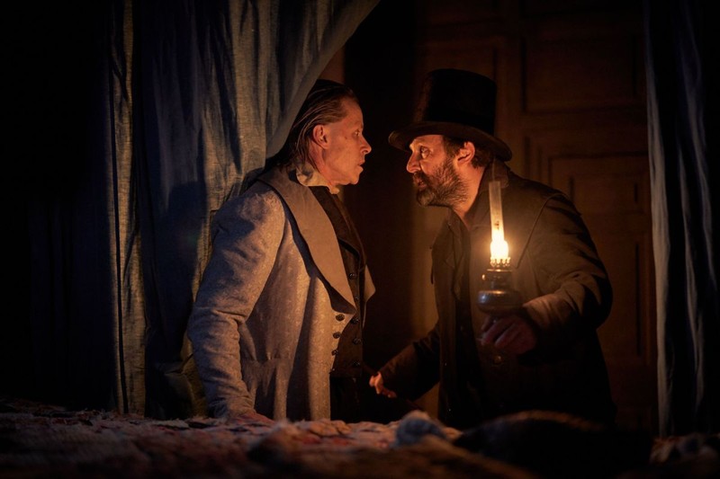 Guy Pearce și Johnny Harris în ”Poveste de Crăciun”