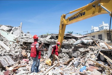 Echipajele de intervenție, pe o stradă din orașul Las Cayes, unul dintre cele mai apropiate de epicentru | Foto: EPA
