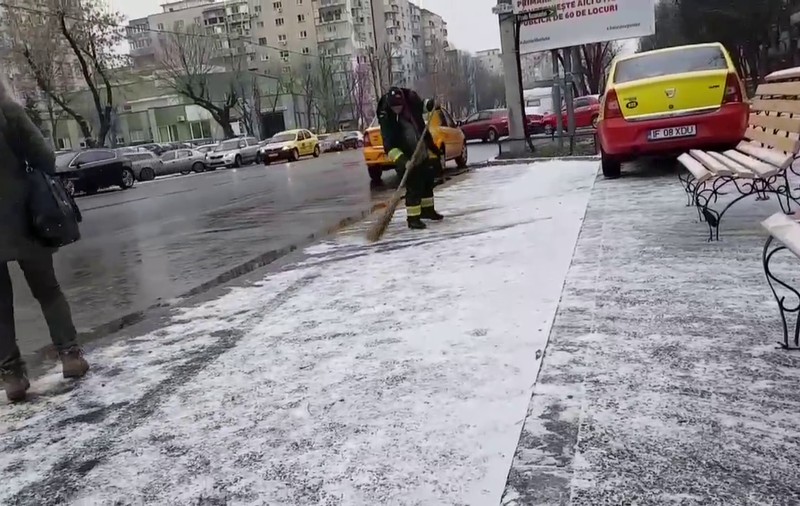 Zăpada din zona Spitalului Marie Curie, curățată cu mătura de angajații ADP | FOTO&VIDEO