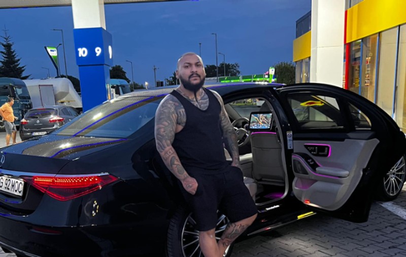 Cântăreţul de manele Dani Mocanu a rămas fără permis după ce a condus pe A2 cu 189 km/h