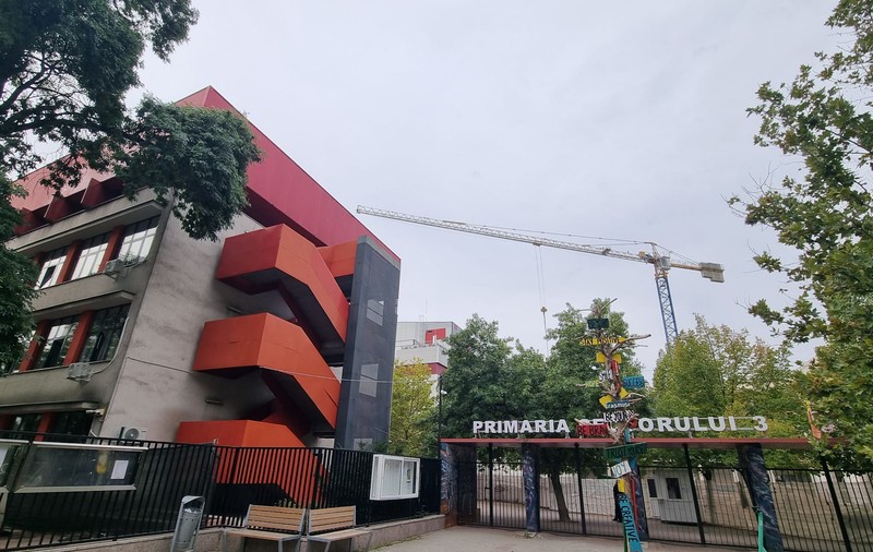 Primarul Robert Negoiță i-a lăsat pe elevii școlilor din sectorul 3 fără imprimantele color. Profesor: „Copiii vor primi fișe de lucru printate în alb-negru”