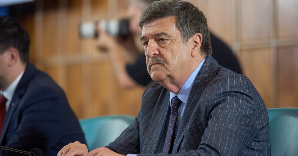 Toni Grebla, președintele Autorității Electorale Permanente, în timpul unei ședințe.
