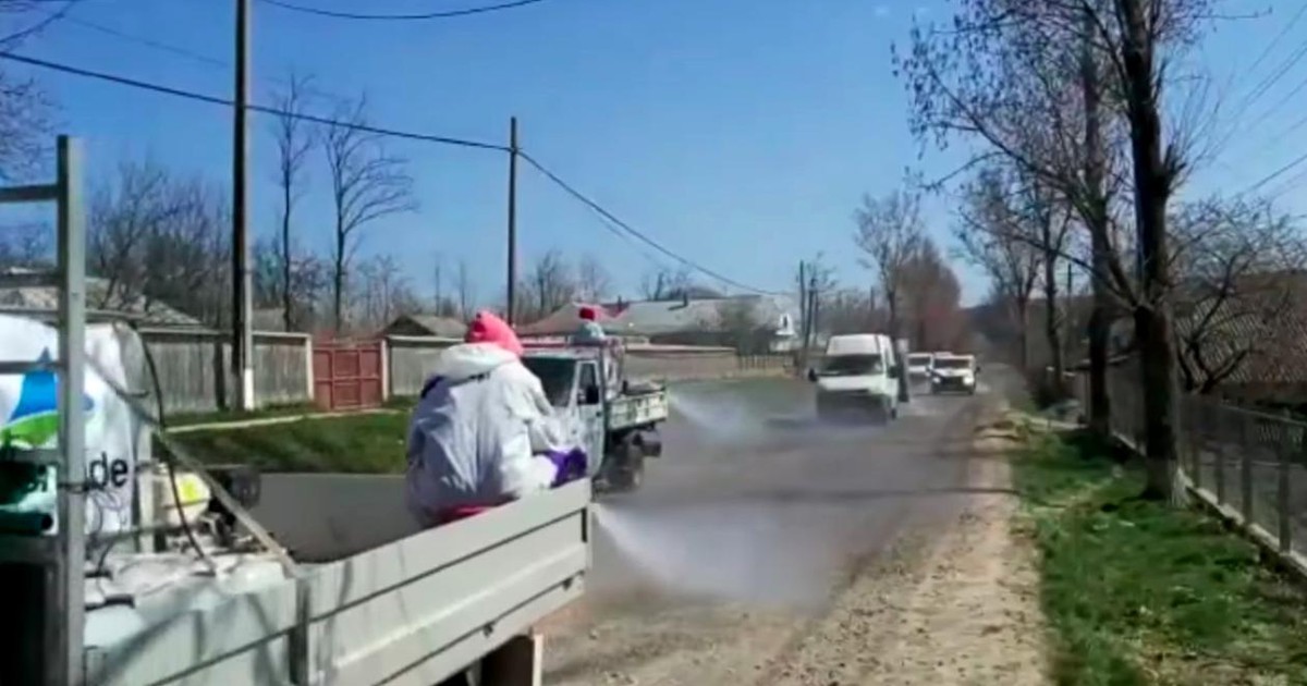 VIDEO Culmea absurdului: Consiliul Județean Iași s-a apucat să dezinfecteze drumuri neasfaltate. Șeful CJ: “Dezinfectantul are efect și acolo”