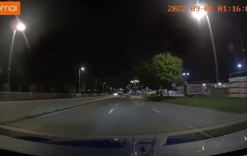 O șoferiță din Cluj a zburat peste parapet și a lovit o altă mașină de pe contrasens. Impactul, filmat de o cameră de bord