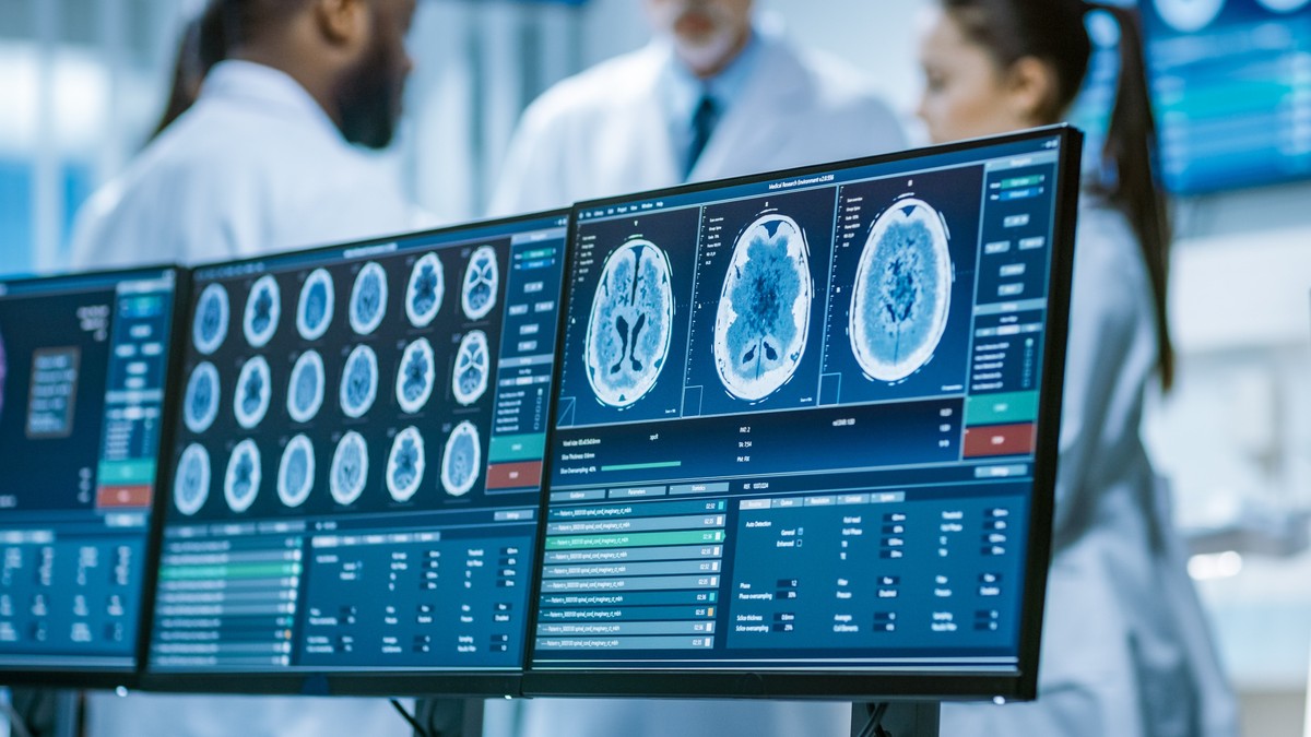 Care este diferenţa dintre Computer Tomograf (CT) și RMN - Imagine cu doi medici şi cu rezultatele unor investigaţii afişate pe mai multe monitoare