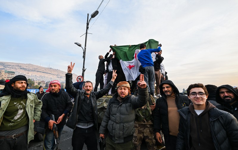 Locuitorii din Damasc au ieşit pe străzi pentru a sărbători căderea regimului Assad: „Este momentul nostru de Zidul Berlinului” | VIDEO