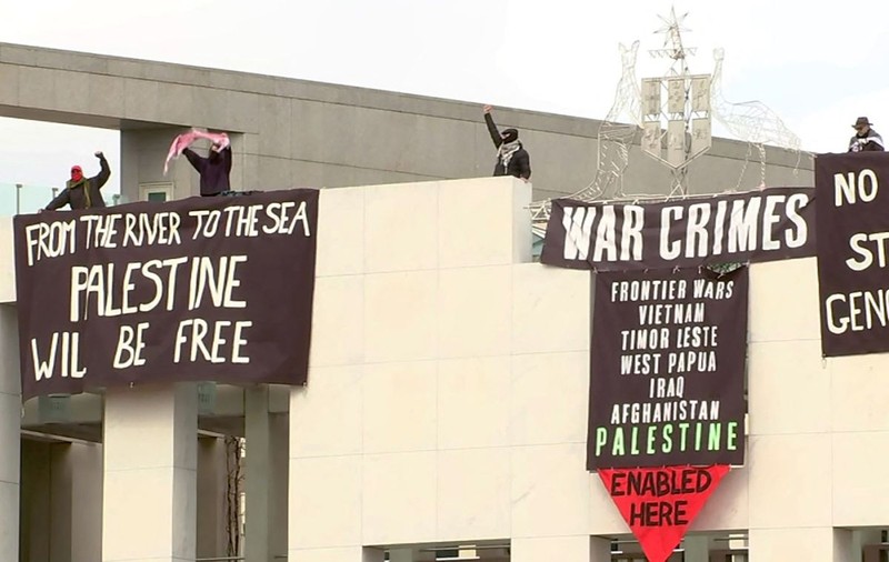 Manifestanți pro-palestinieni s-au urcat pe acoperișul Parlamentului Australiei pentru a desfășura bannere împotriva războiului din Gaza