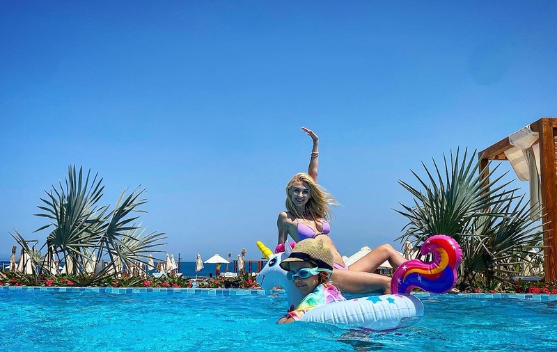 Andreea Bălan, în vacanță cu fiicele, în Egipt. Cât costă un sejur la resortul ales de vedetă