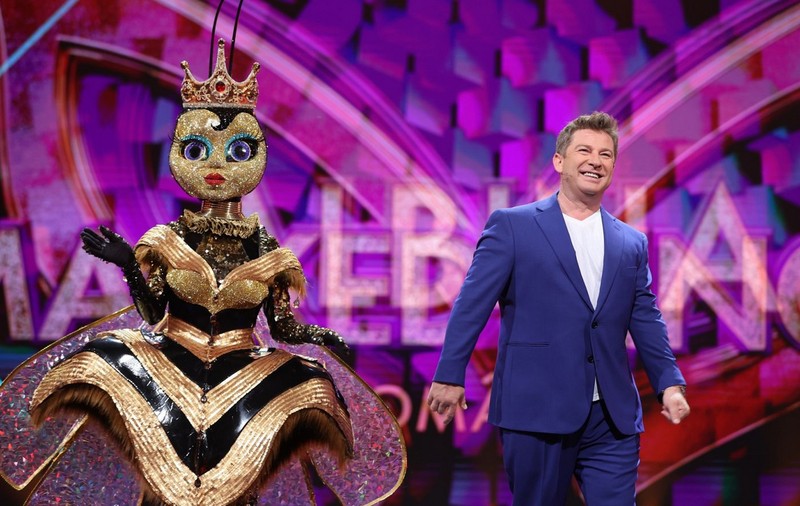 Cine este Albina de la „Masked Singer România” sezonul 2? „Asta mă face să cred că ai cântat pe marile scene”