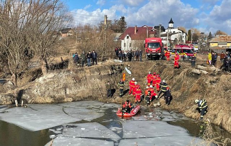 Două persoane au murit în Suceava după ce mașina în care se aflau a căzut într-o groapă plină cu apă