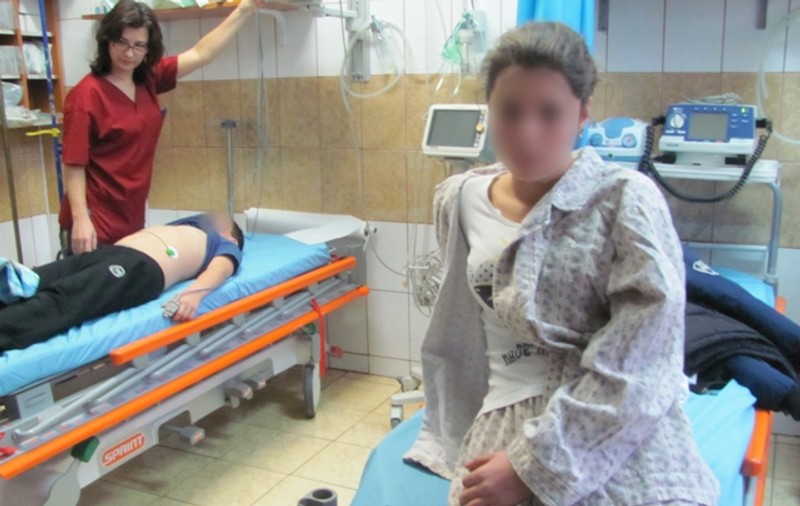 Patru copii au ajuns la spital după ce microbuzul şcolar s-a izbit de un alt autoturism