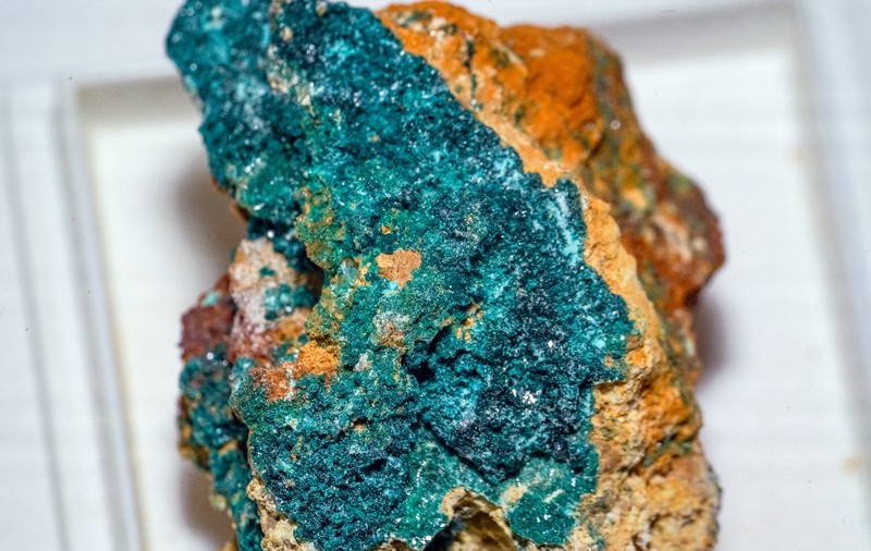 O piatră verde descoperită într-o mină din Iran în urmă cu 50 de ani ar putea duce la noi descoperiri în domeniul fizicii