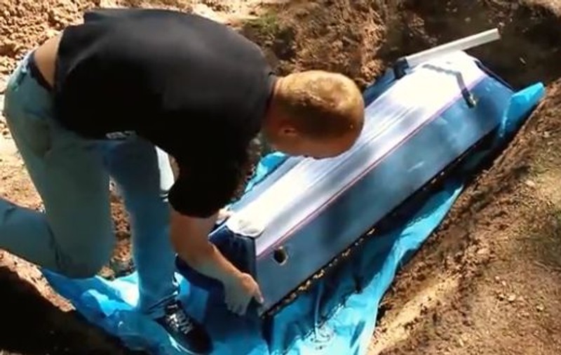 VIDEO | Un terapeut își pune pacienții în sicrie și îi îngroapă de vii pentru a le vindeca problemele psihologice