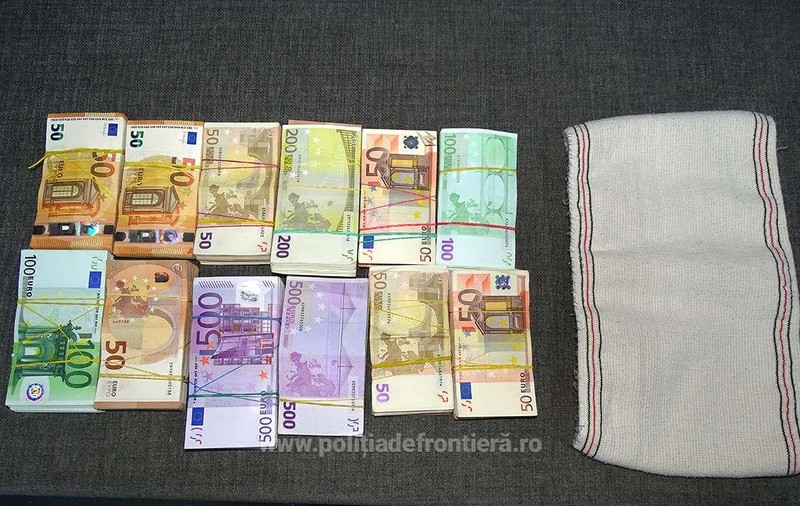 Româncă prinsă cu aproape un sfert de milion de euro ascuns sub haină când voia să iasă din țară