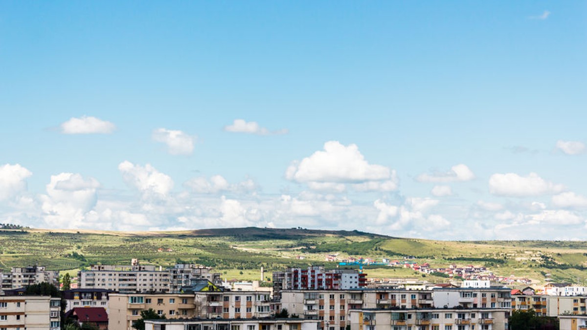 Chiria pentru o garsonieră în București a ajuns la 240 de euro pe lună, în creștere cu 5,3% față de anul trecut, când era 228 de euro, în vreme ce un apartament cu două camere costă 350 de euro, față de 321 anul trecut. Vedere aeriană deasupra Clujului