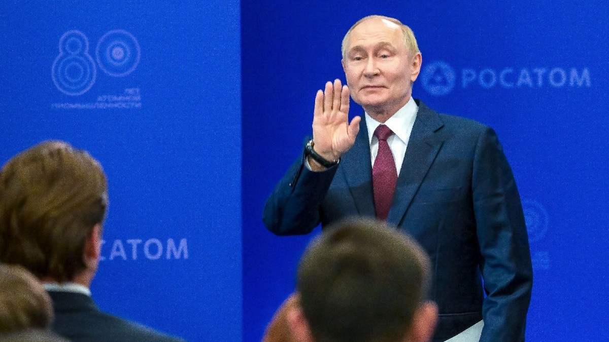 Președintele rus Vladimir Putin participă la o întâlnire cu personalul din industria nucleară în timpul unei vizite la Centrul Federal Nuclear Rus - Institutul All-Russian de Cercetare Științifică în Fizică Experimentală (VNIIEF) din Sarov, regiunea Nijni Novgorod, Rusia. - 22 august 2025