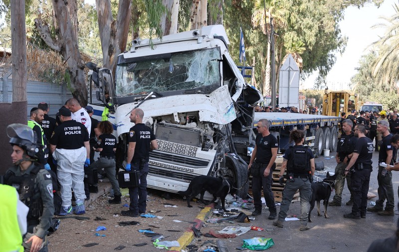 Posibil atac terorist lângă Tel Aviv, aproape de sediul Mossad. Zeci de răniți, după ce un camion a intrat într-o stație de autobuz | VIDEO