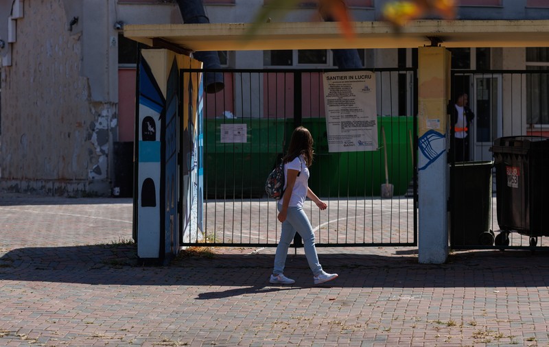O școală din București a început anul cu program de trei schimburi, ore de 35 de minute și cu „Săptămâna verde”. „O să ne bazăm pe meditații”, spun, nemulțumiți, părinții