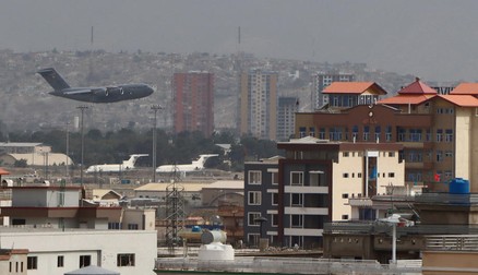 Avion militar care părăsește Kabulul.
