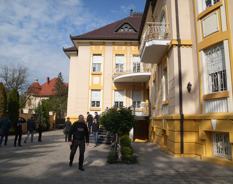 Dominic Fritz a intrat cu jandarmii în palatul Loga 52 din Timișoara: Primăria a recuperat clădirea de la clanul Momiță și o va transforma în grădiniță