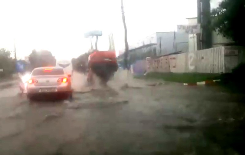 O mașină care circula în Botoșani a fost pur și simplu aruncată în aer. A trecut peste un canal descoperit |VIDEO