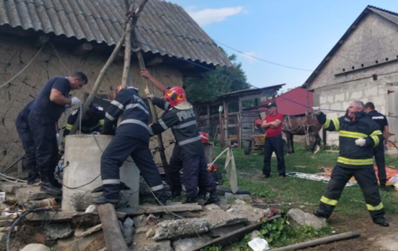 Mai mulți oameni au fost scoși inconștienți dintr-o fântână pe care au vrut s-o curețe, în localitatea buzoiană Năeni. Un bărbat a decedat