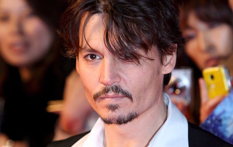 Johnny Depp adoră să hrănescă rechinii cu crenvurşti