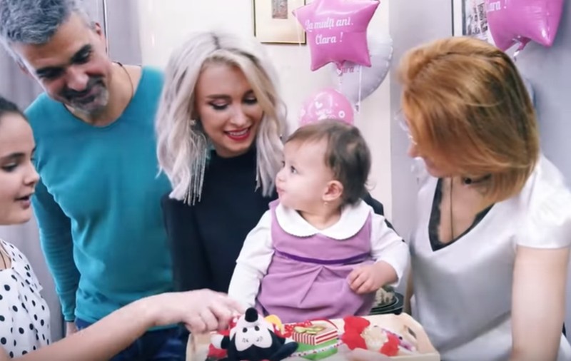 Imagini emoționante de la petrecerea de un an a fetiței Andreei Bălan. Clara a ales obiecte importante de pe tavă, la ruperea turtei