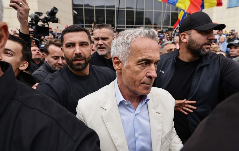 Calin Georgescu in fata sustinatorilor sai, dupa ce a primit control judiciar in loc de arest preventiv. Foto: Vlad Chirea / Libertatea