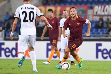 epa05562793 Roma's Francesco Totti (R) in action during the UEFA Europa League soccer match between AS Roma and FC Astra Giurgiu at Olimpico stadium in Rome, Italy, 29 September 2016. EPA/ALESSANDRO DI MEO
