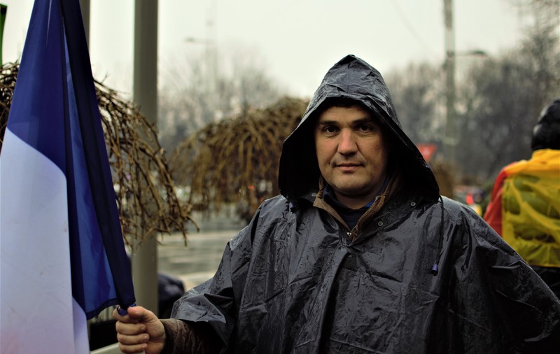 FOTO&VIDEO | Francezul stabilit de 15 ani în România, care a mers pe jos din Cluj pentru protest. „Mă simt și un pic român. Am o fetiță care e aici la școală și vreau un viitor pentru ea”
