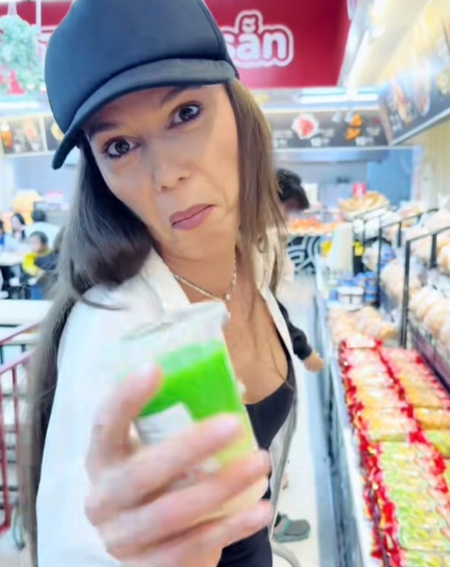 Ce alimente „ciudate” mănâncă Irina Fodor la Asia Express 2025: „Par radioactive”. Le-a cumpărat din supermarket, în Vietnam