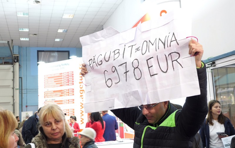 Păgubiții Omnia Turism, protest inedit la Târgul de Turism. Atitudine halucinantă a reprezentanților ministerului: „Haideți să ne veselim puțin!”