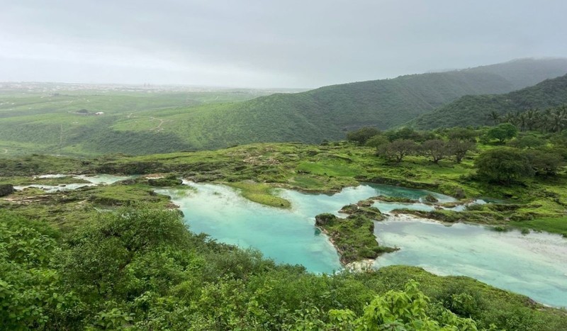 Un lac situat la poalele unui munte împădurit, cu o mare varietate de plante aromatice, în Salalah, Sultanatul Omanului. Sursă foto: Shutterstock
