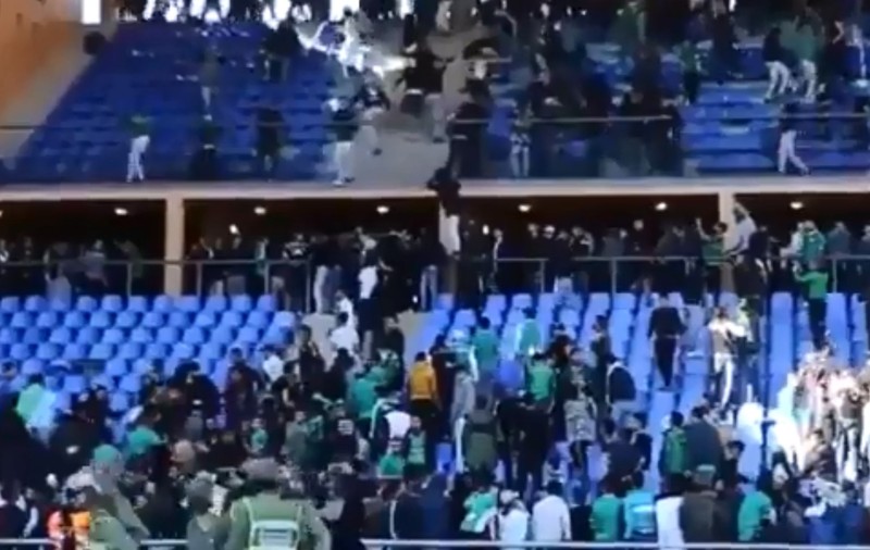 Bătaie ca-n filme la un meci de fotbal din Maroc! Scene de o violență rară | VIDEO