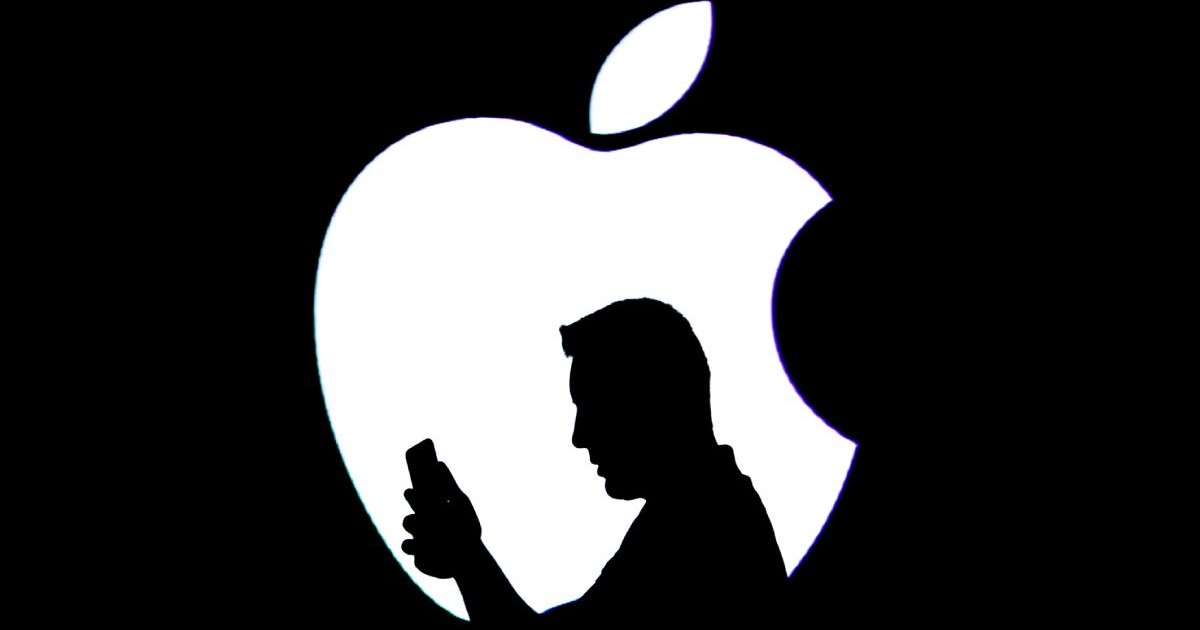 Profilul unui bărbat care folosește un iPhone, alternat artistic peste logo-ul Apple.